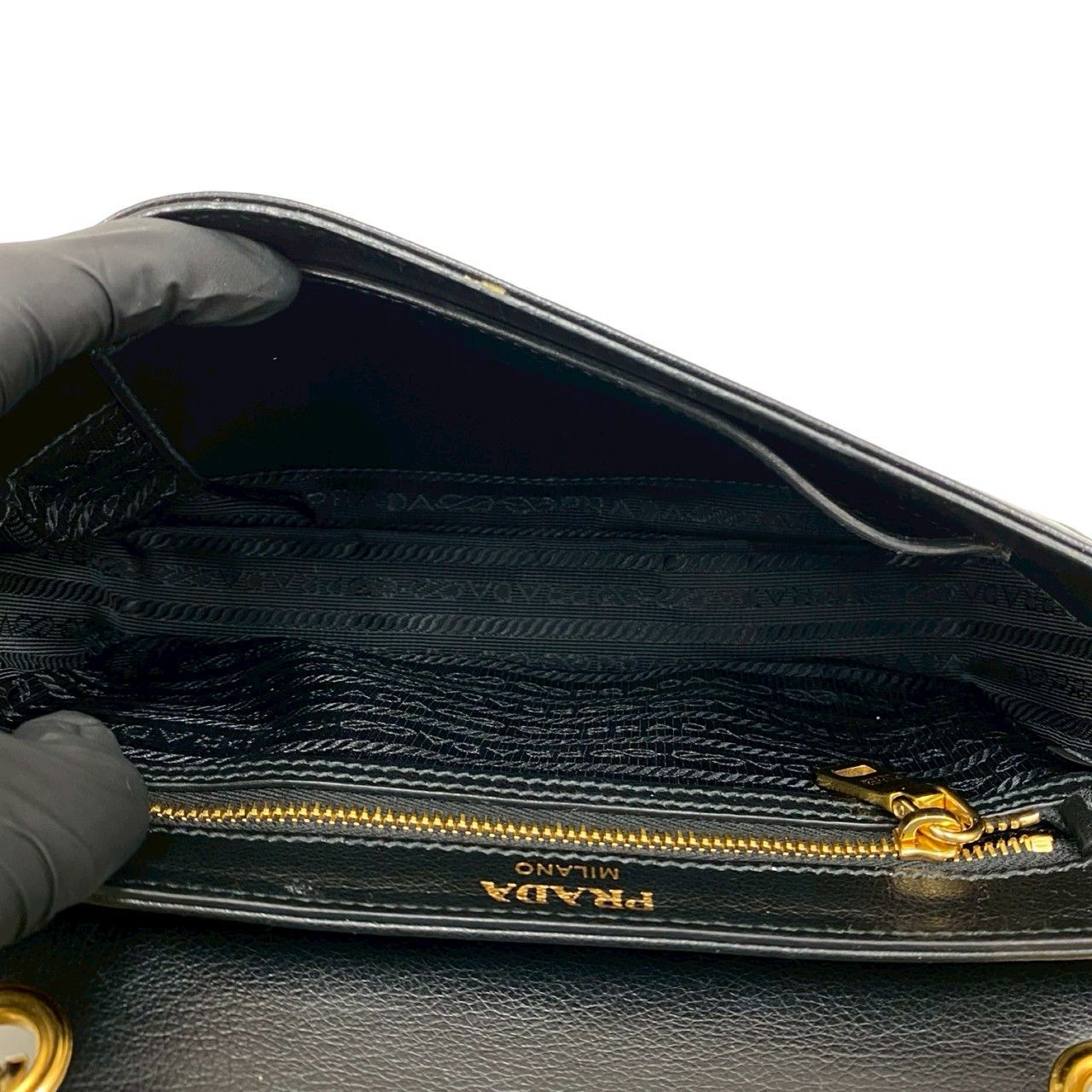 極 美品 袋付き PRADA プラダ ロゴ スタッズ 金具 レザー 本革 