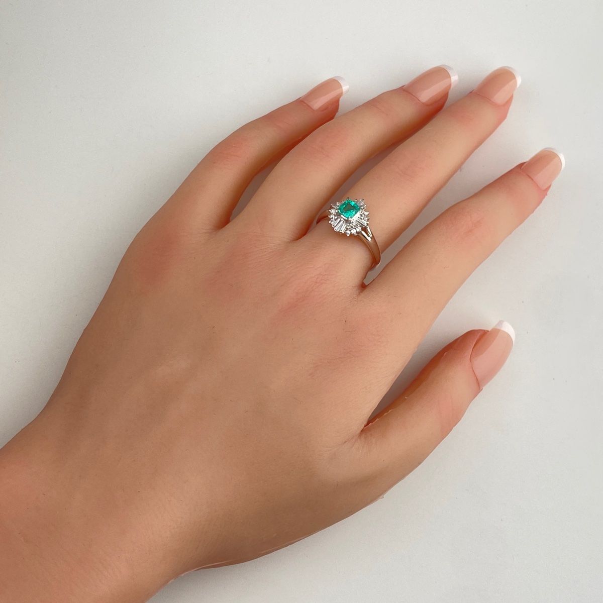エメラルド デザインリング プラチナ 指輪 メレダイヤ リング 16号