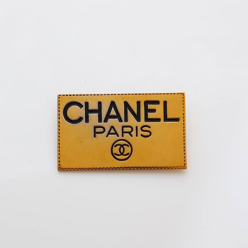 CHANEL プレートブローチ CHANEL シャネル ブローチ ロゴ プレート カンボン【中古】 - メルカリ
