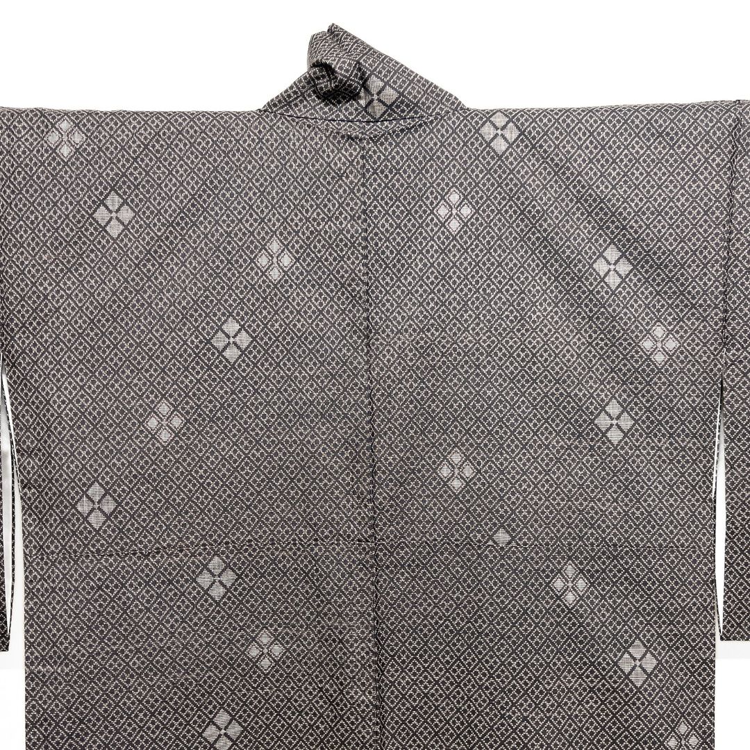 小紋 大島紬 割菱 幾何学 黒地 泥染 お洒落 着物 124b d ms - メルカリ