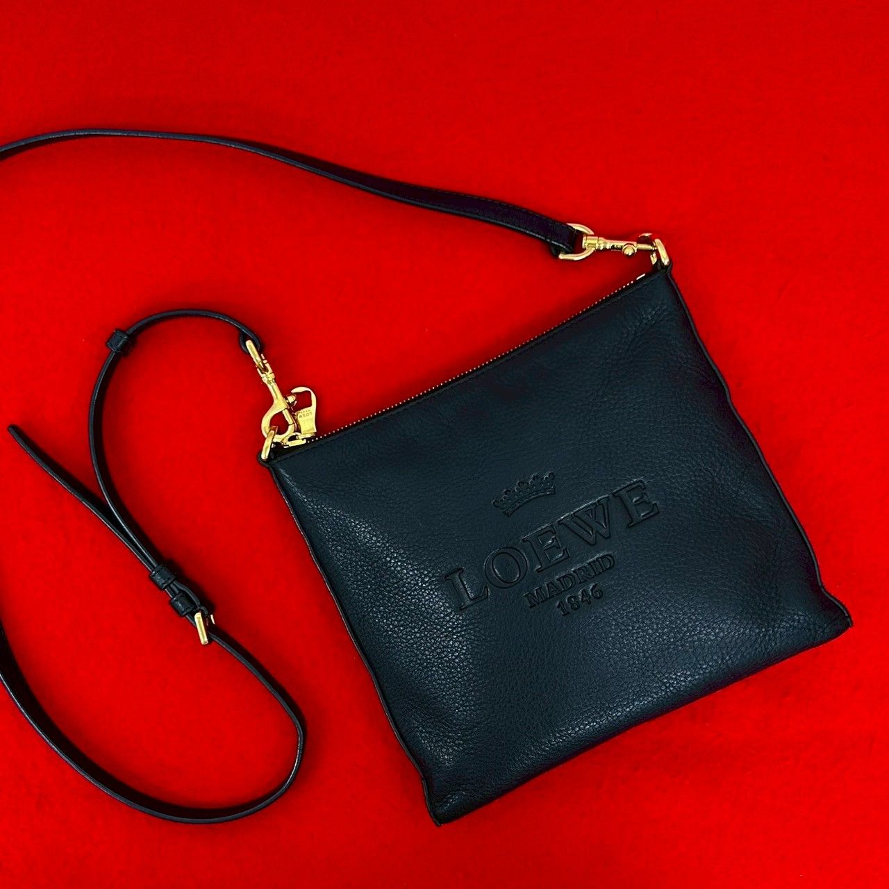 極美品✨ロエベ ヘリテージ ショルダーバッグ サコッシュ 斜め掛け可 レザー 極 美品 希少品 LOEWE ロエベ ヘリテージ ロゴ 刻印 レザー 本革