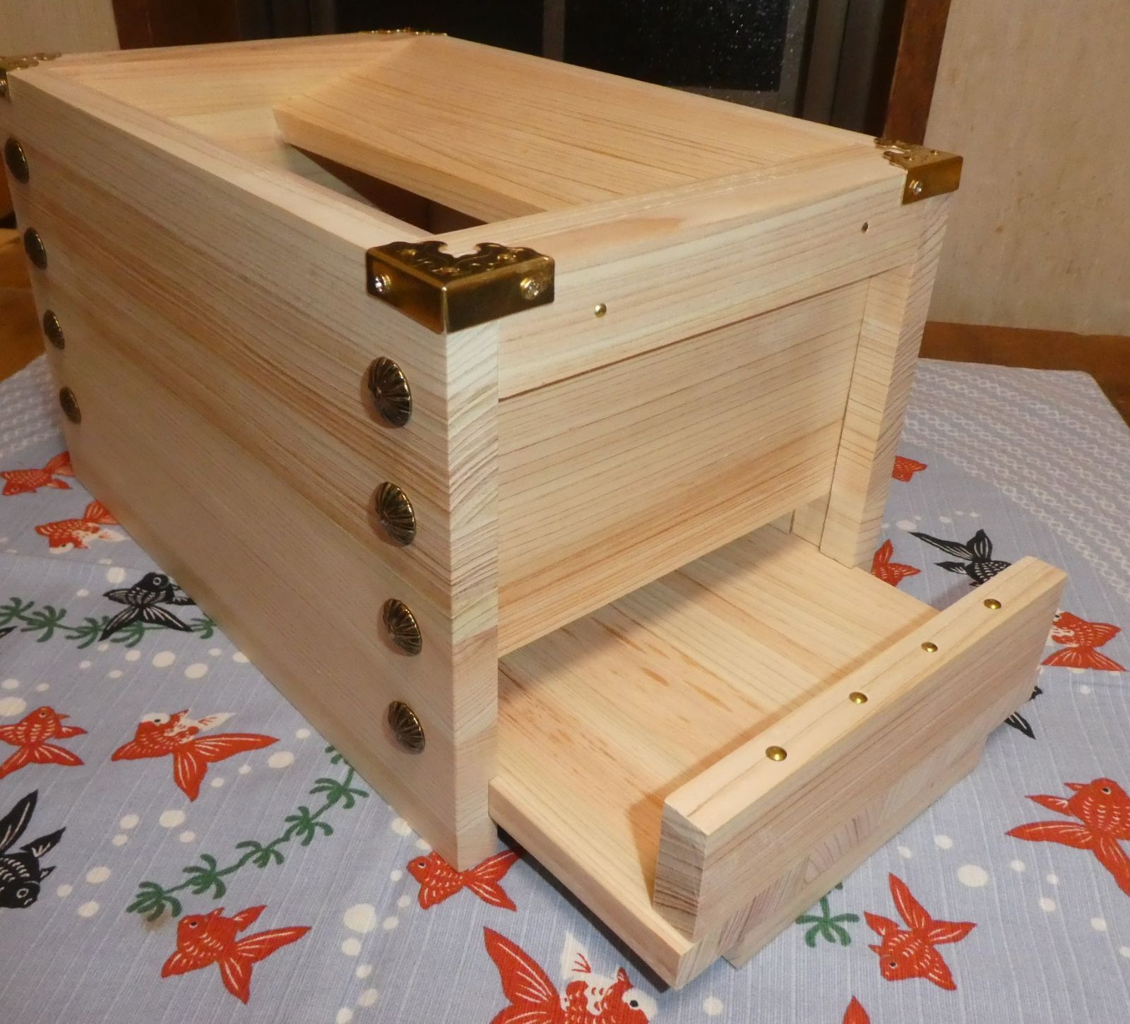 特別品 開運 お賽銭箱（桧）中の見えない格子タイプ 菊鋲　３８ 特別品 開運 お賽銭箱（桧）中の見えない格子タイプ 菊鋲 38