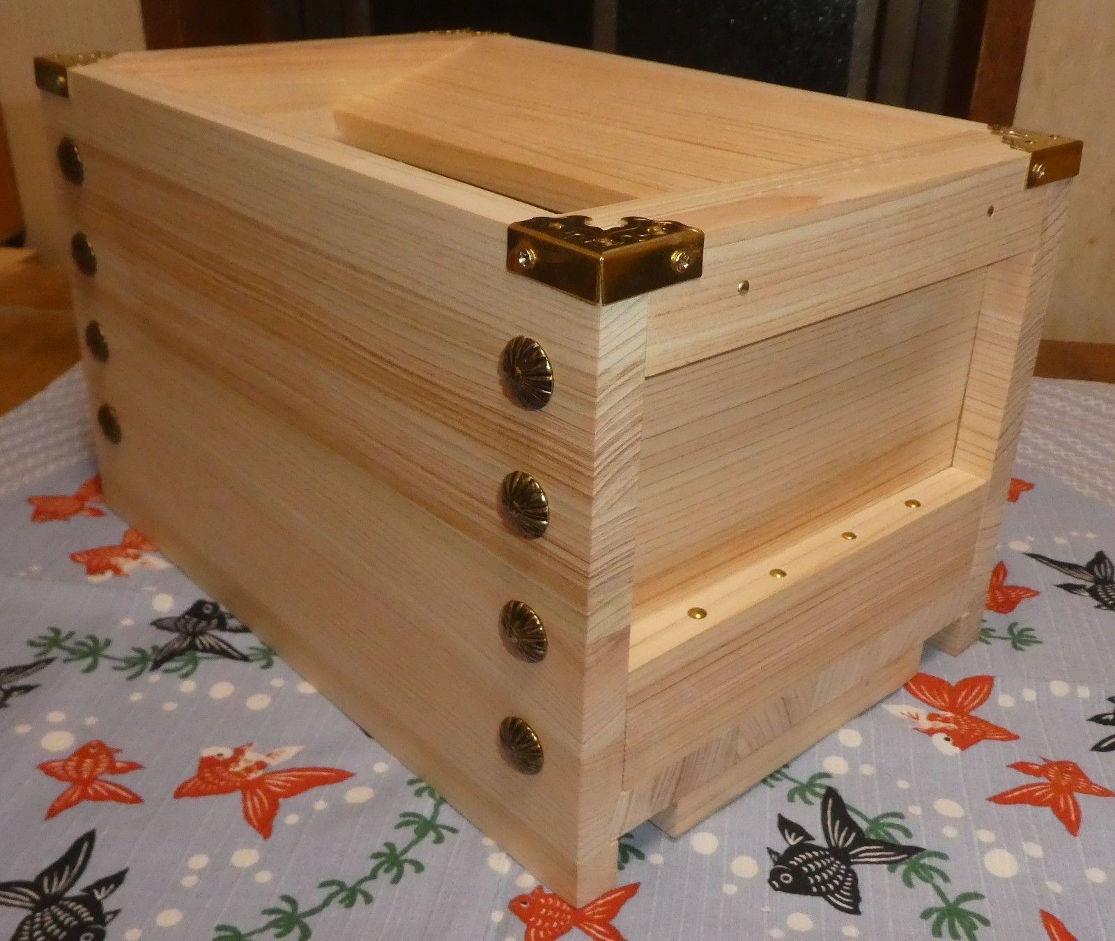 開運 お賽銭貯金箱（桧） 大 ストア 上部角金色付 菊鋲 38