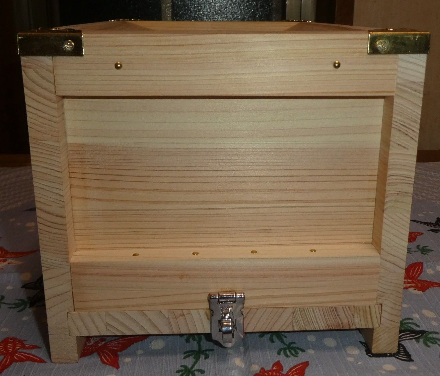 開運 お賽銭貯金箱（桧）上部角金色付 大菊鋲 38 - メルカリ