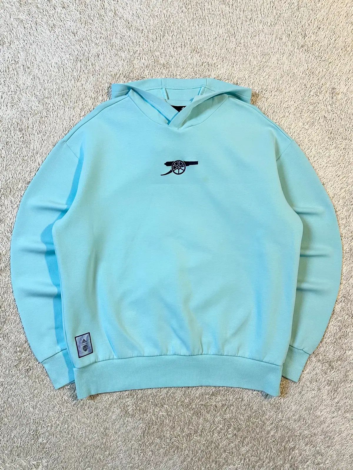 L adidas アーセナル 刺繍 ロゴ フーディー Tシャツ スカイブルー