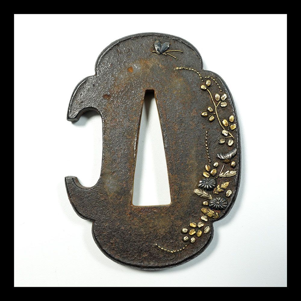 M04 鉄地木瓜形秋草と蝶図鐔 無銘 鋤残し耳 高肉彫 金銀象嵌 短刀鐔