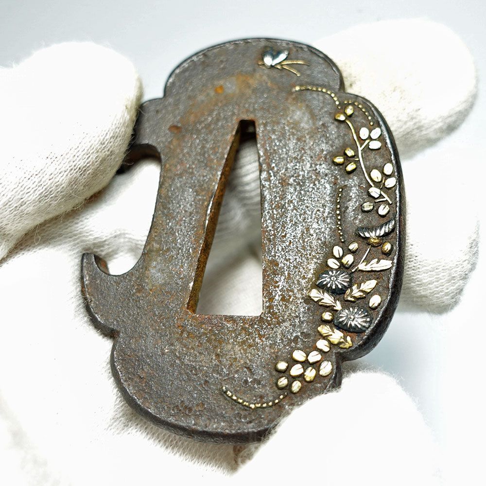 M04 鉄地木瓜形秋草と蝶図鐔 無銘 鋤残し耳 高肉彫 金銀象嵌 短刀鐔