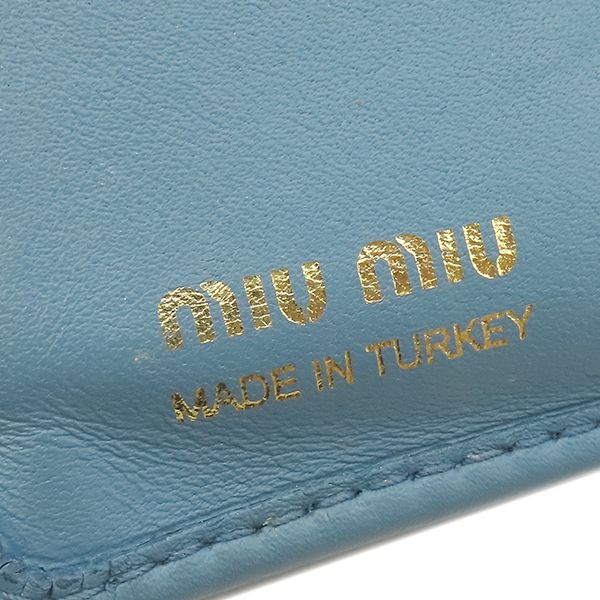 ミュウミュウ MIU MIU 二つ折り財布 ソフティ パデッド マテラッセ レザー ブルー ゴールド金具 水色 ロゴ コンパクト【中古】 MIU MIU - ミュウミュウ MIU MIU 二つ折り財布 ソフティ パデッド