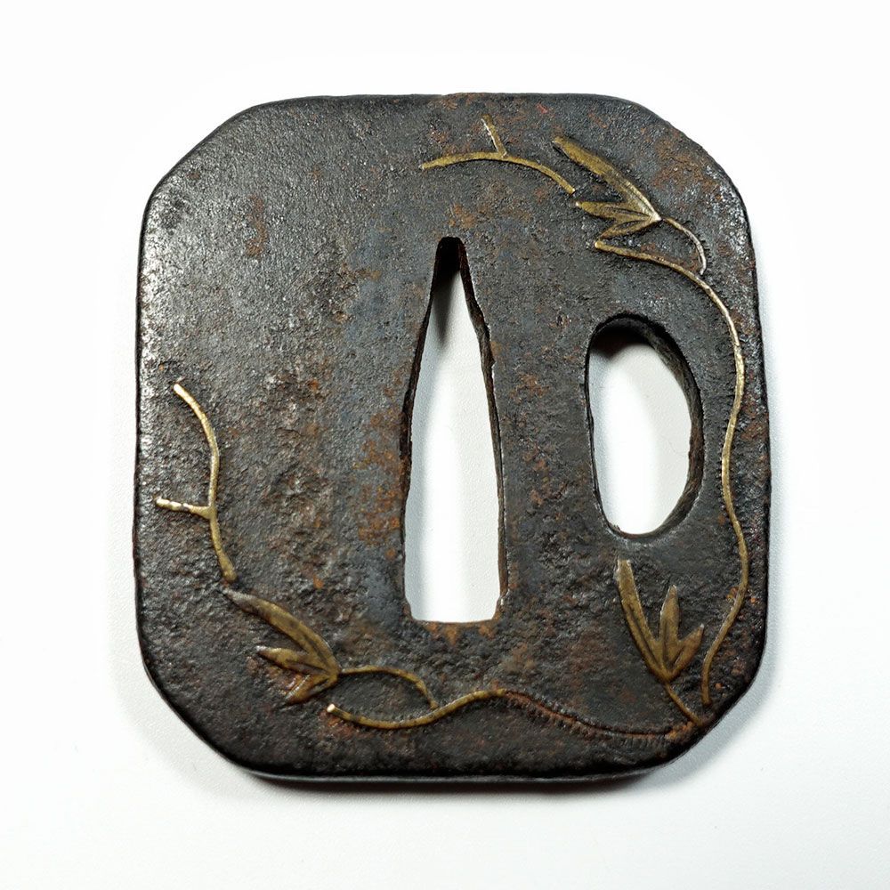 M06 鉄地撫角形唐草図鐔 無銘 平安城真鍮象嵌 角耳小肉 片櫃孔 小型鐔