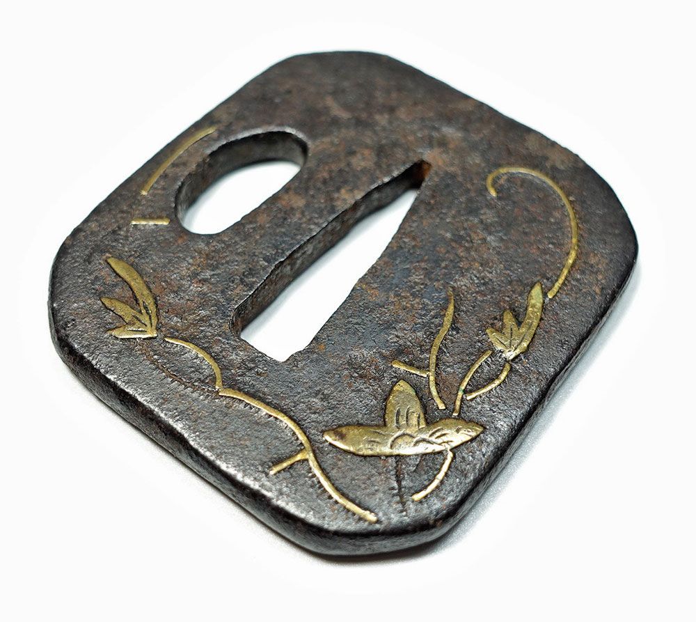 M06 鉄地撫角形唐草図鐔 無銘 平安城真鍮象嵌 角耳小肉 片櫃孔 小型鐔