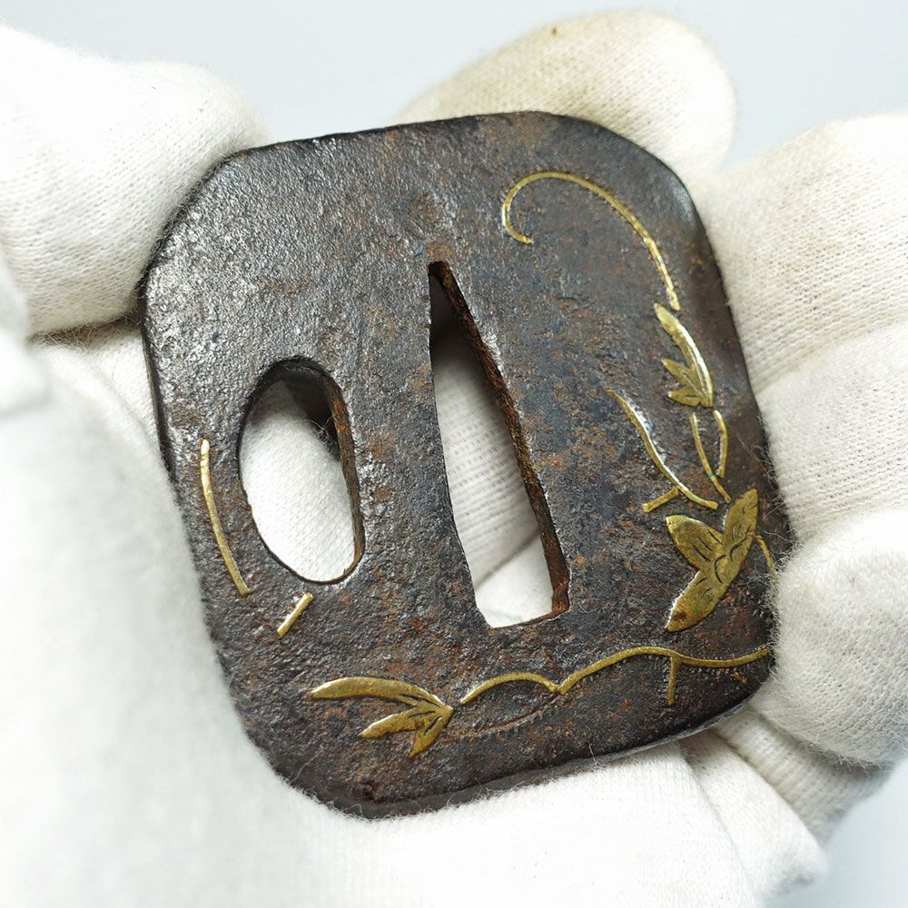 M06 鉄地撫角形唐草図鐔 無銘 平安城真鍮象嵌 角耳小肉 片櫃孔 小型鐔