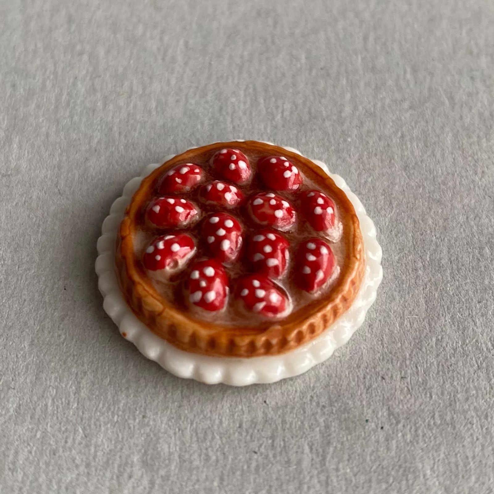 いちごのタルトのフェーブ／スイーツ／フランス雑貨／陶器ミニチュア