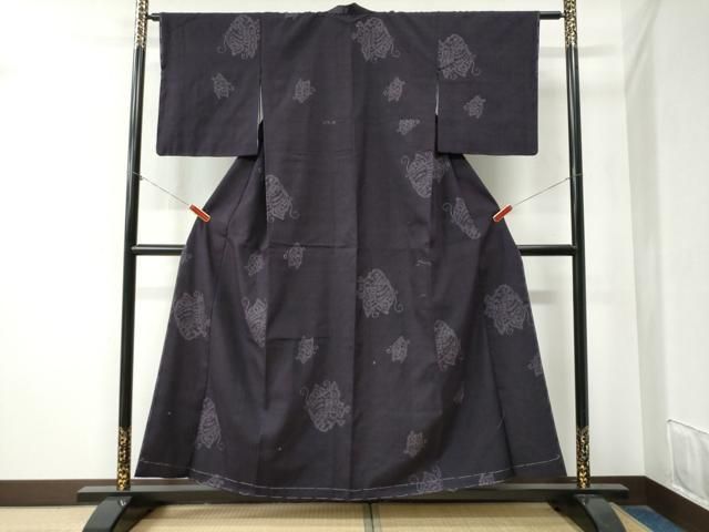 平和屋着物○本場結城紬 重要無形文化財 80亀甲 飛び亀甲柄 舞蝶文