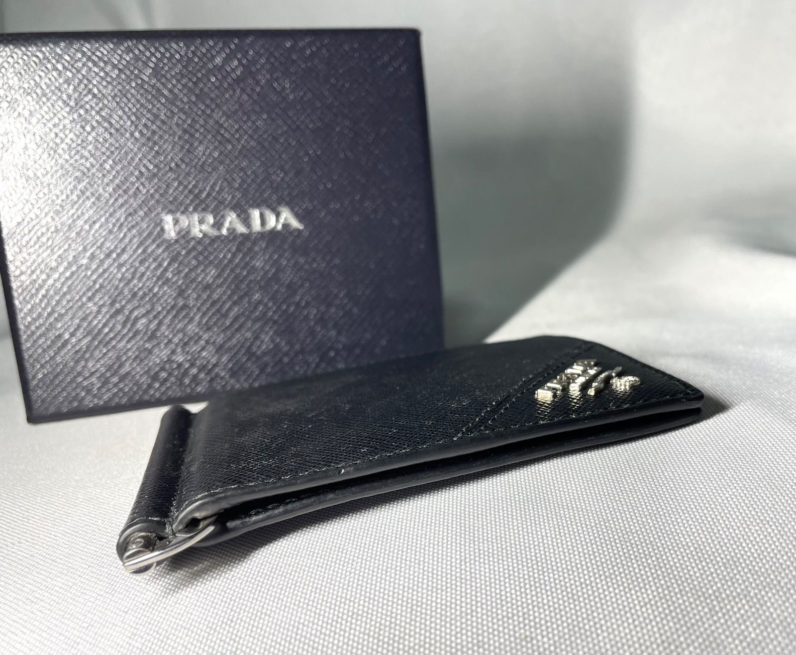 美品✨PRADA プラダ　マネークリップ　カードケース　サフィアーノ　ブラック プラダ マネークリップ カードケース ブラック サフィアーノレザー