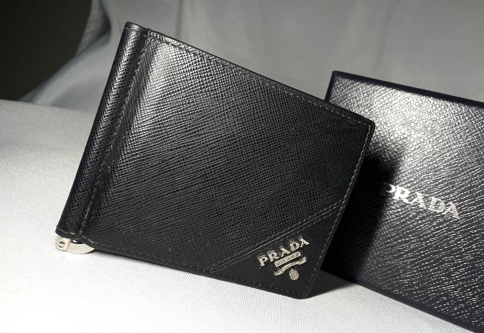 極美品 プラダ マネークリップ ロゴ カード入れ サフィアーノレザー 黒 極美品】PRADA プラダ サフィアーノ レザー カードケース