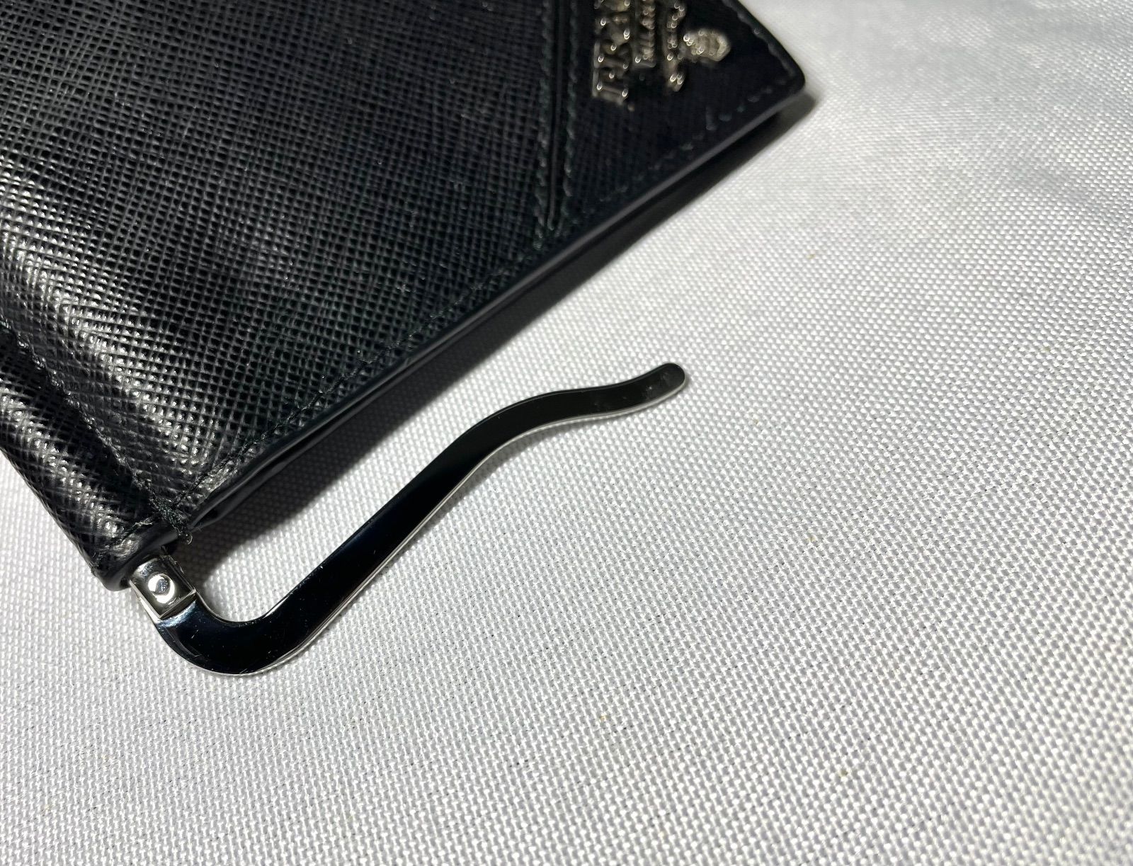 美品 プラダ サフィアーノ マネークリップ 財布 札入れ カード コンパクト 黒 PRADA プラダ サフィアーノ ブラックレザーマネークリップ 黒 ブラック