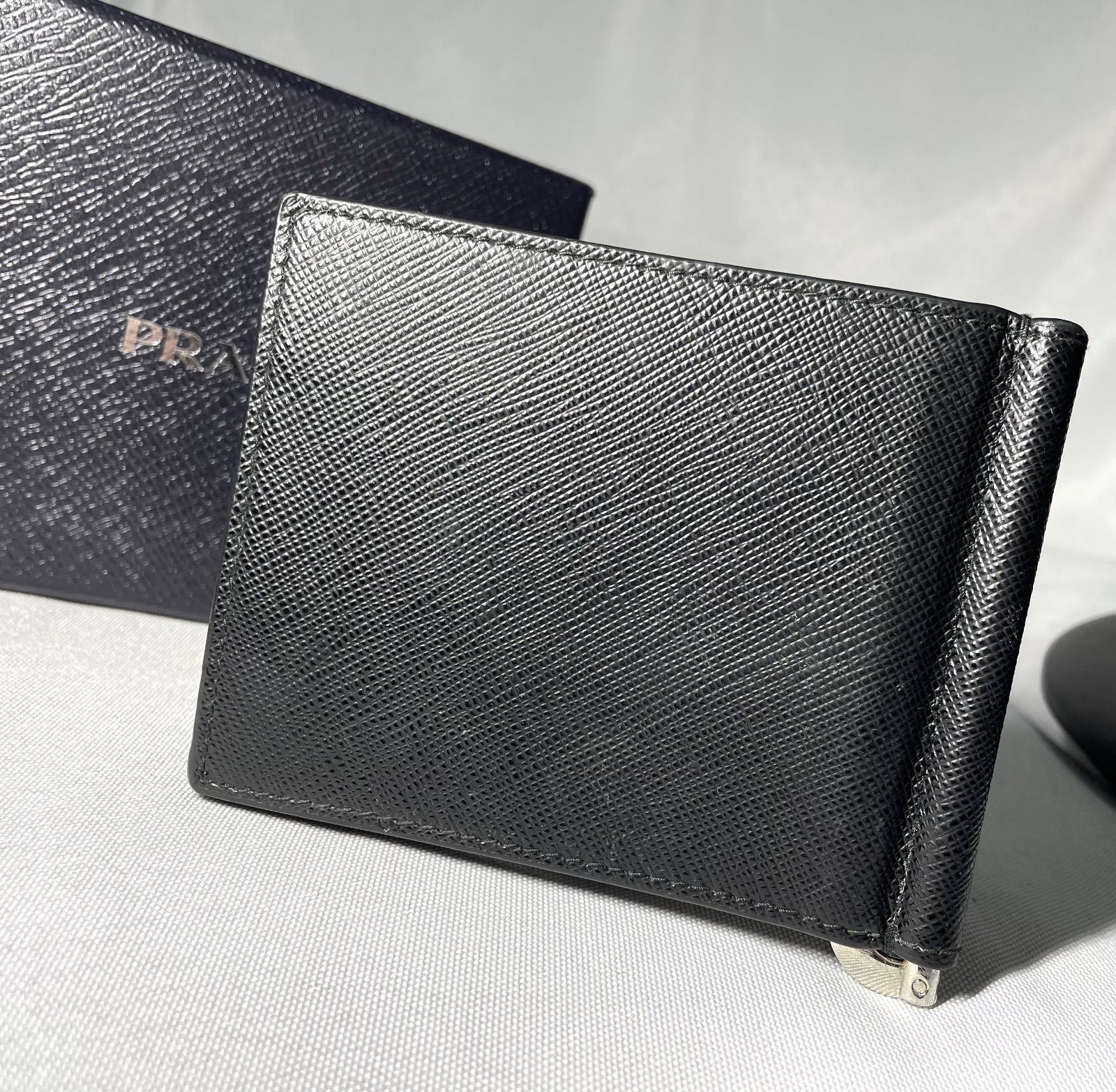 美品 プラダ サフィアーノ マネークリップ 財布 札入れ カード コンパクト 黒 PRADA プラダ サフィアーノ ブラックレザーマネークリップ 黒 ブラック