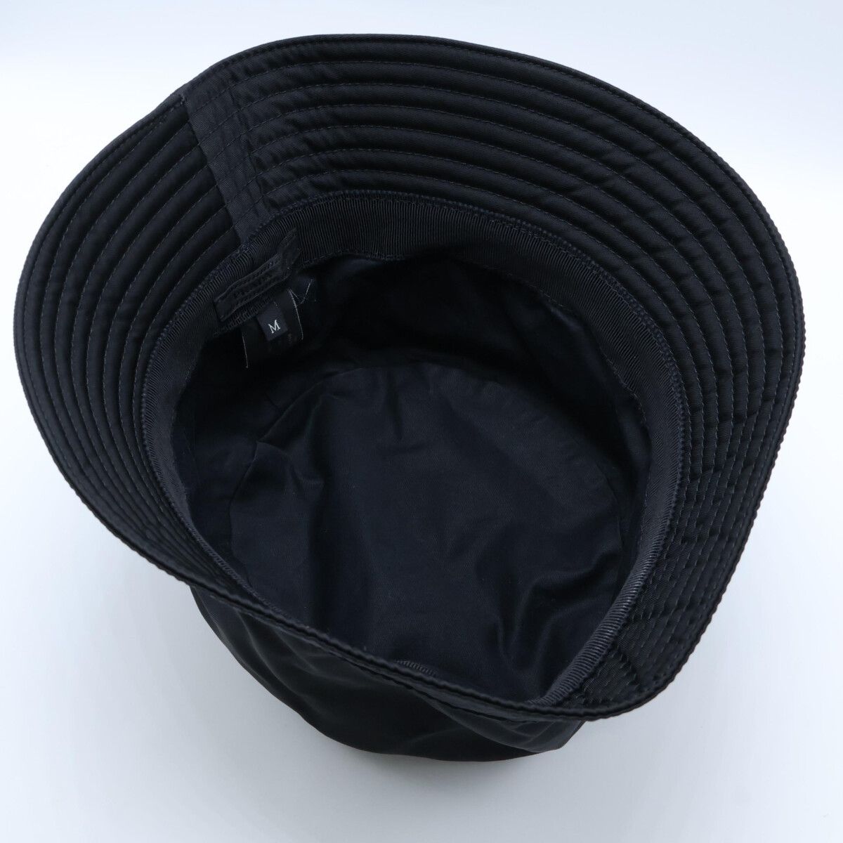 美品 PRADA プラダ バケットハット ロゴ トライアングル ブラックM PRADA プラダ トライアングルロゴ ナイロン/ラバー バケットハット M