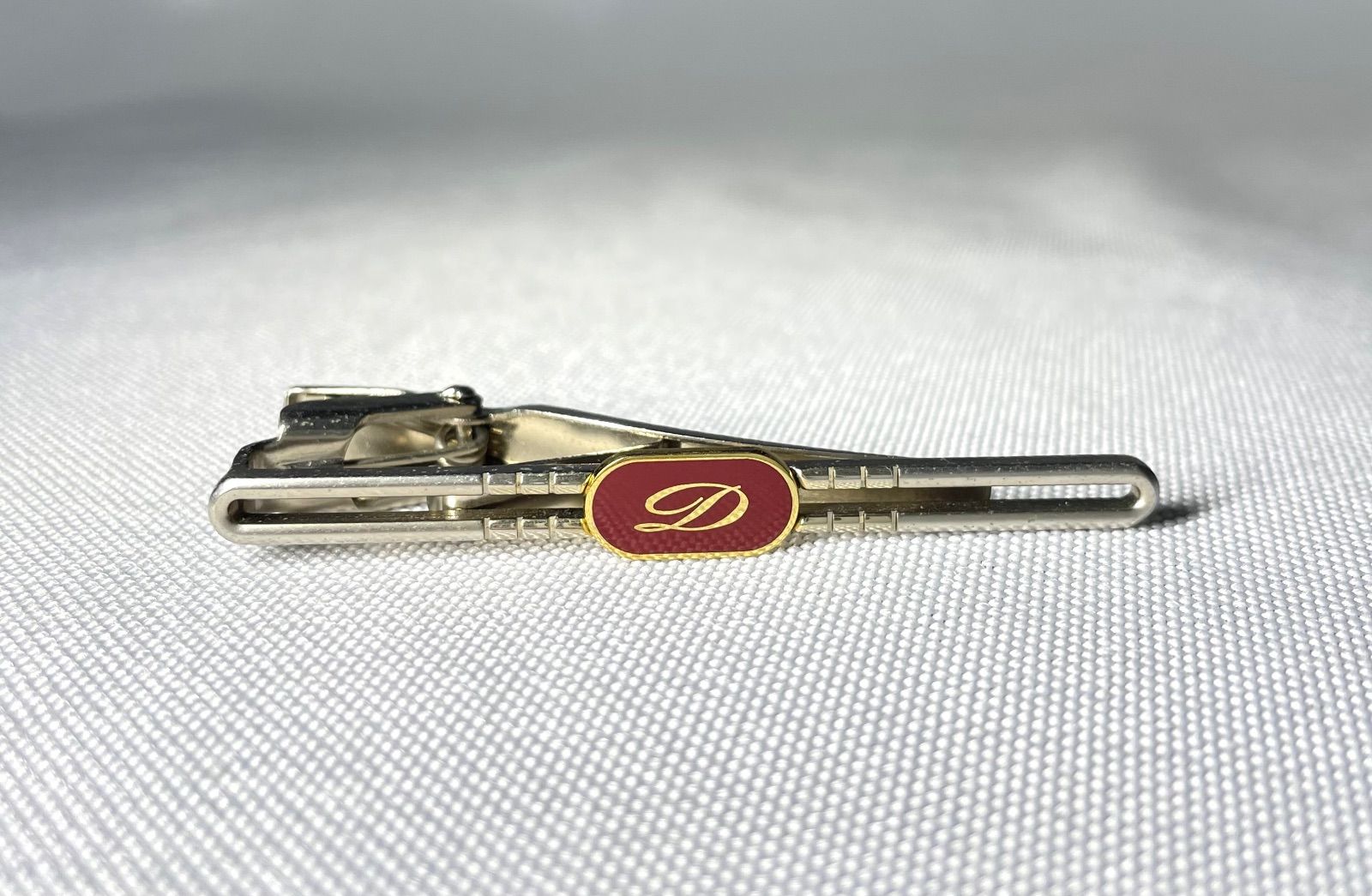 デュポン Dロゴ くり抜きデザイン レッド&ゴールド&シルバー ネクタイピン S.T.Dupont デュポン Dロゴ くり抜きデザイン レッド&ゴールド