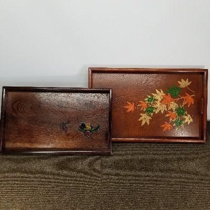 お盆　木製トレー　彫刻模様入り　4枚セット　アンティーク　昭和レトロ　民芸　80 お盆 トレー 木製 和風 昭和レトロ アンティーク 骨董品 2枚セット