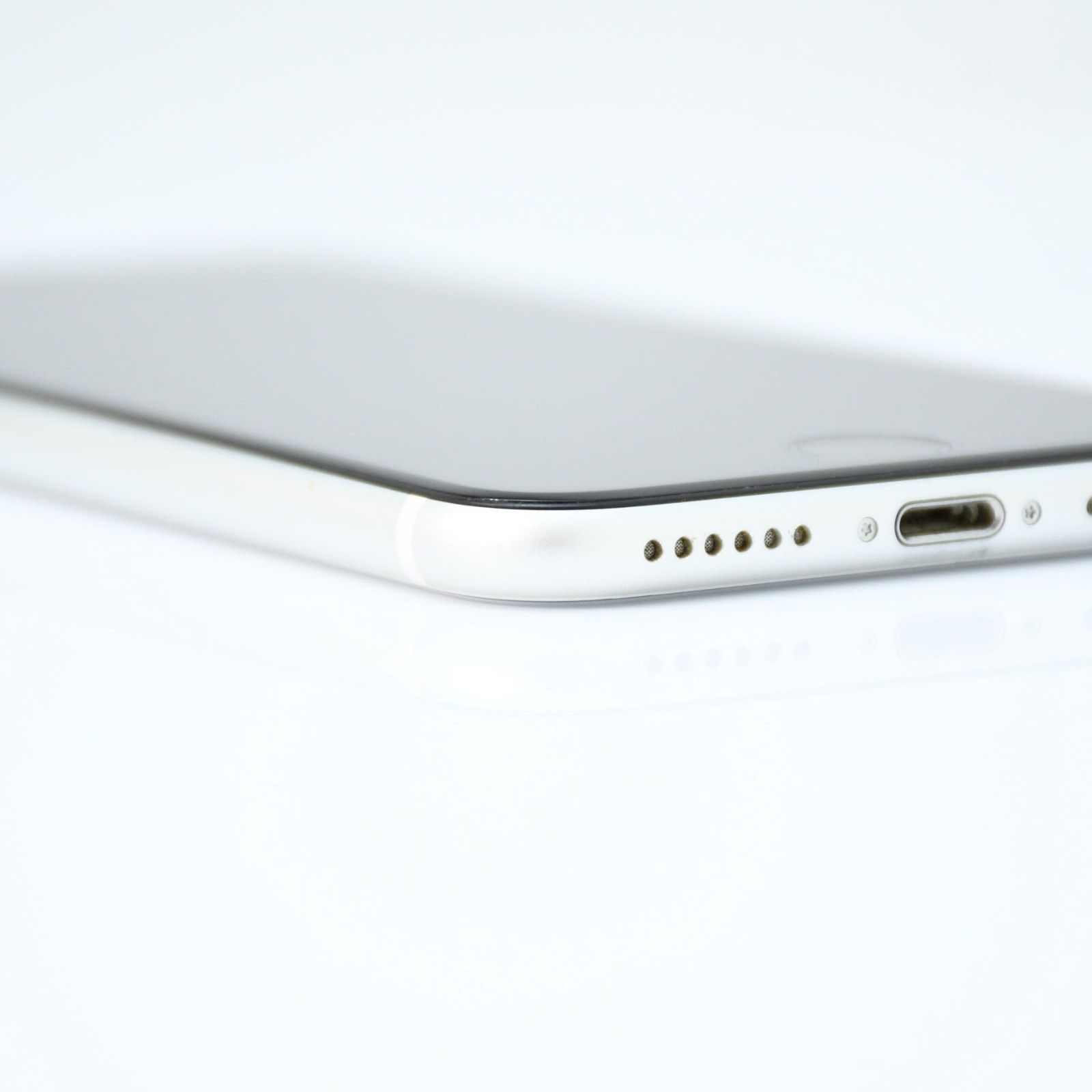 美品　iPhonese 第二世代 64GB ホワイト 本体　バッテリー容量82% Amazon | 【整備済み品】 Apple iPhone SE（第2世代） 64GB ホワイト