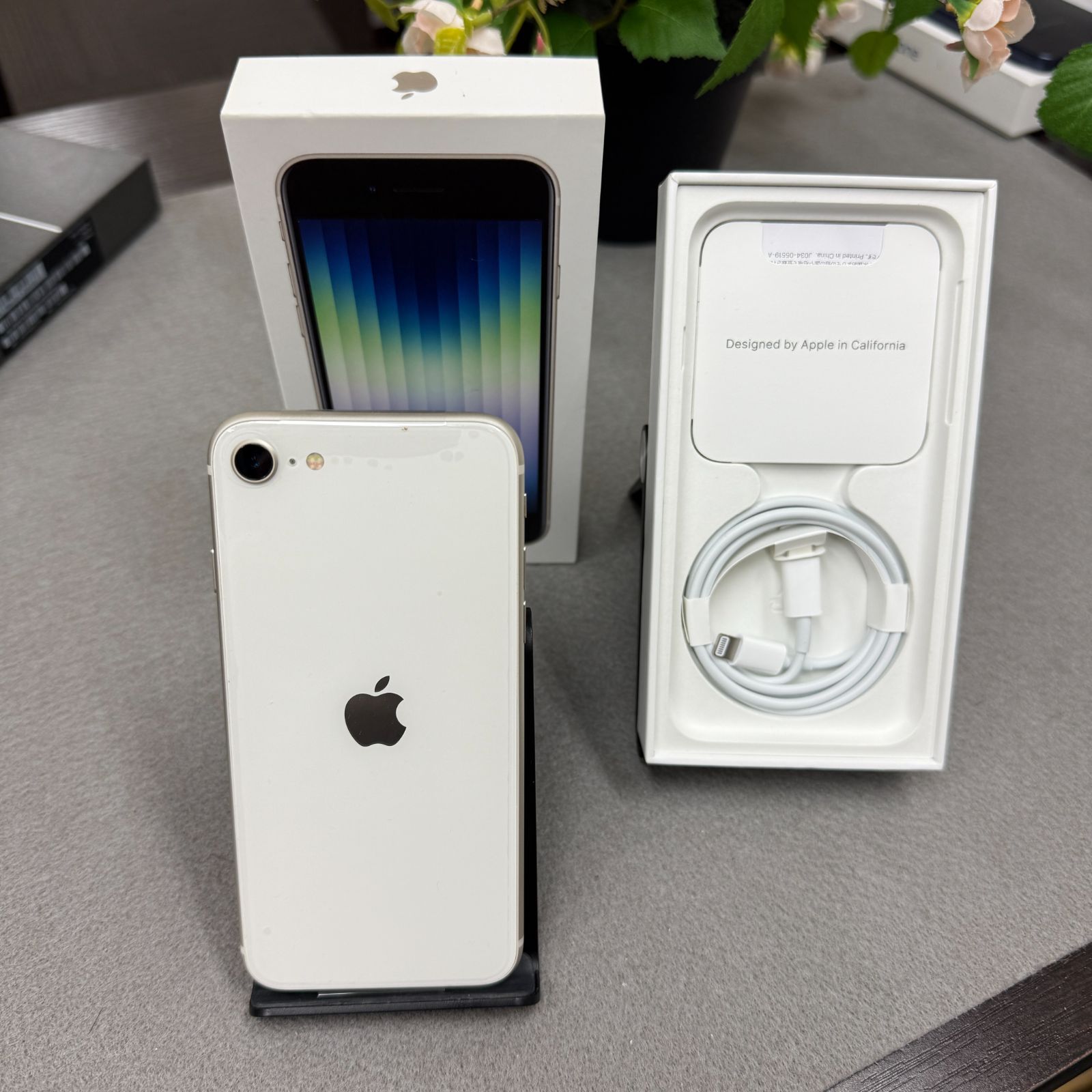 新品、未使用 iPhone SE第3世代 64GB スターライト国内版SIMフリー 