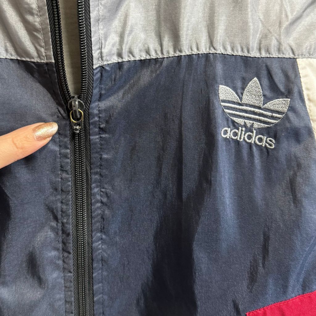 アディダス★トレフォイル刺繍 アームロゴ 切替 ナイロンジャケット グレー L adidas アディダス フラッグタグ トレフォイル 刺繍 ナイロン