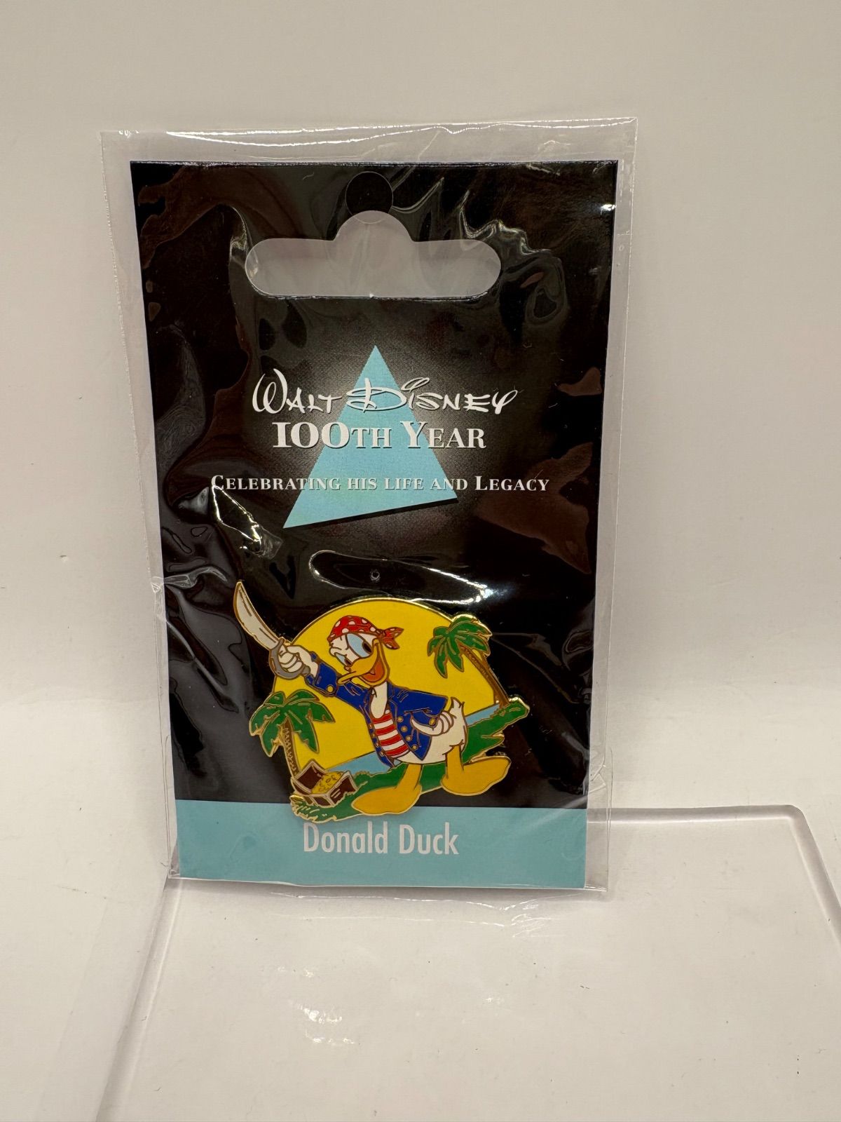 未使用】ディズニー100周年 ピンバッジ 3点セット ドナルド・デイジー