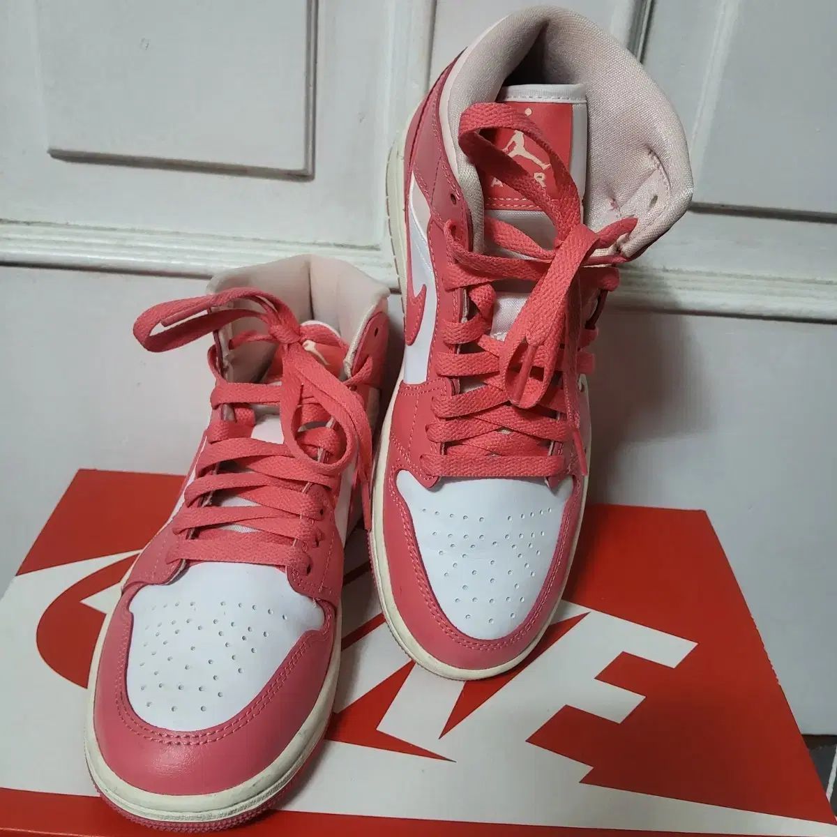 ナイキ エアジョーダン 1 ミッド ハイトップ スニーカー いちごミルク 235