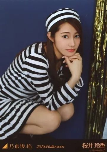 中古】生写真(乃木坂46) 桜井玲香/しゃがみ・背景青・金/「2018