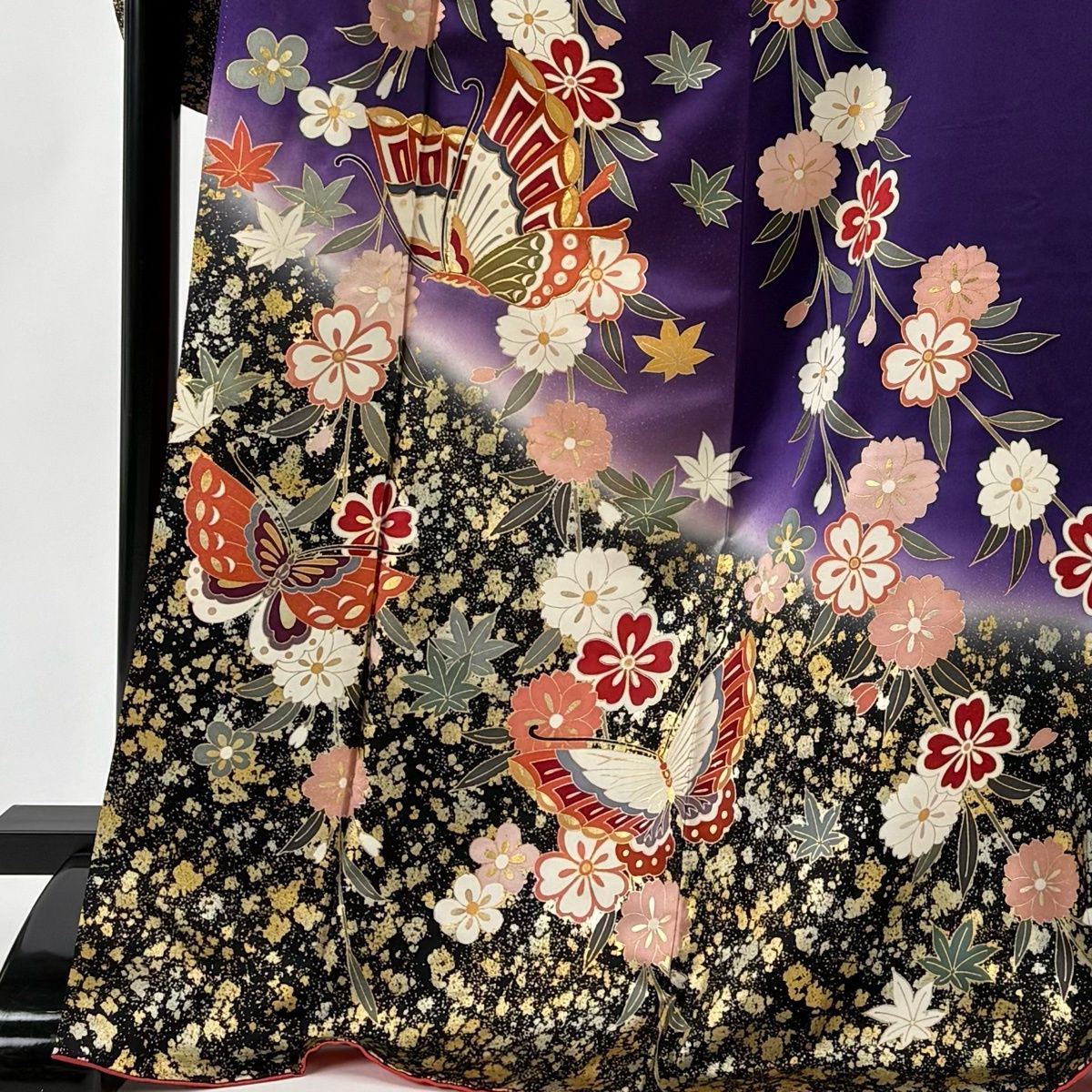 D771 振袖　蝶々　金駒刺繍　枝垂れ桜　正絹　着物　袷　極美品 振袖 着物 中古 リサイクル 正絹 袷 金駒刺繍 花模様 椿 銀通し 濃紅色