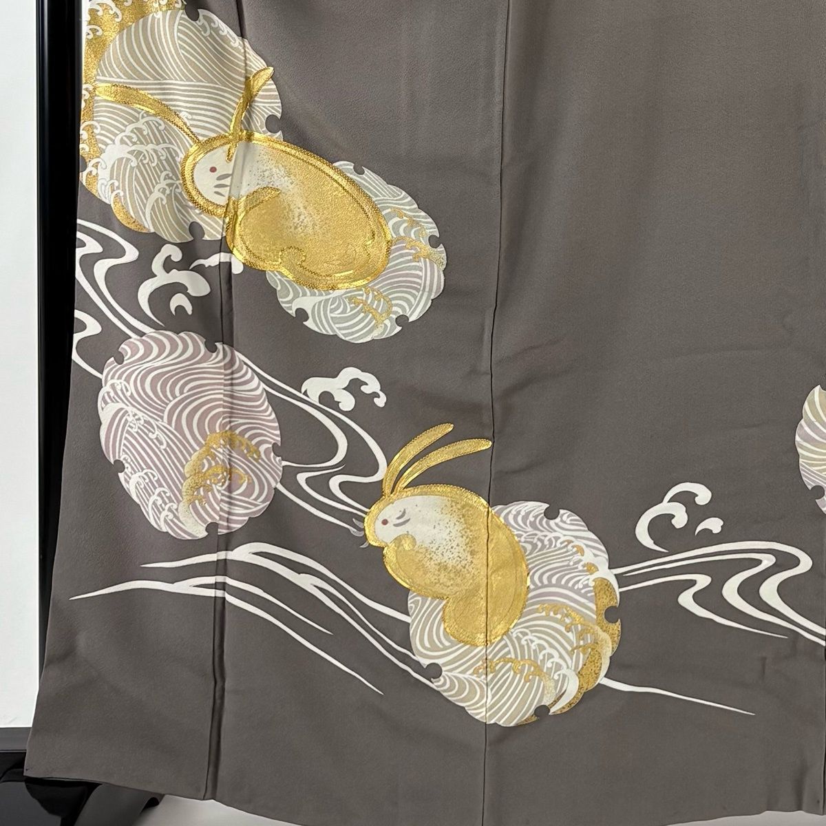 ［4351］色留袖 美品 雪輪花文様 駒刺繍 一つ紋 梶之葉 正絹 着物 袷 正絹黒留袖レンタルフルセット「波に松 金駒刺繍」 | すべての商品
