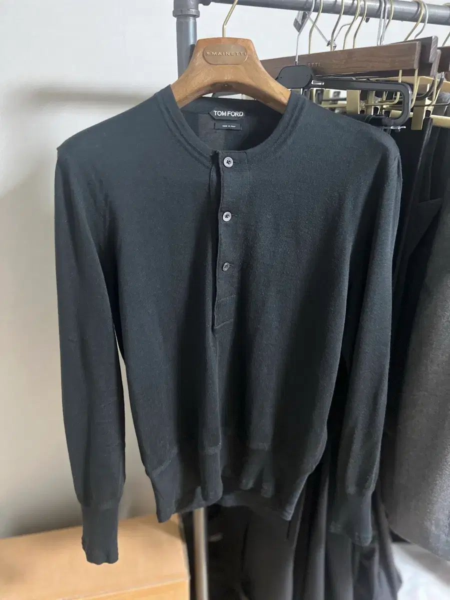 定価約20万　TOM FORD トムフォード シルクVネックニット 国内正規品 トムフォード ウール&シルク ヘンリーネック ニット 48 販売 (価格大幅