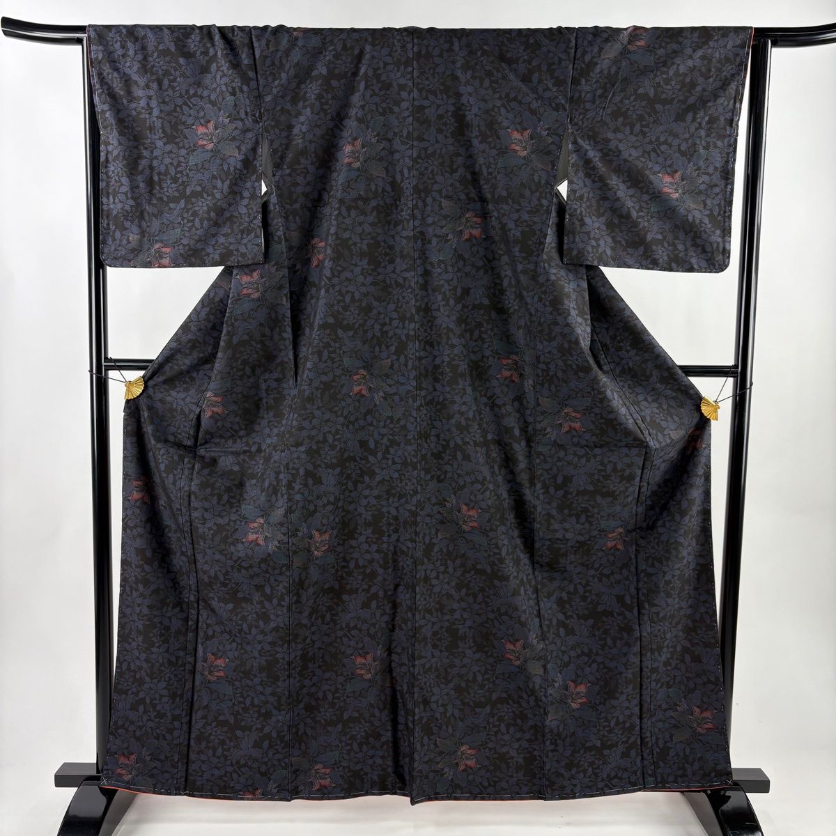 美品】 大島紬 身丈162cm 裄丈65cm M 袷 純泥染 証紙 草花 黒 正絹 秀