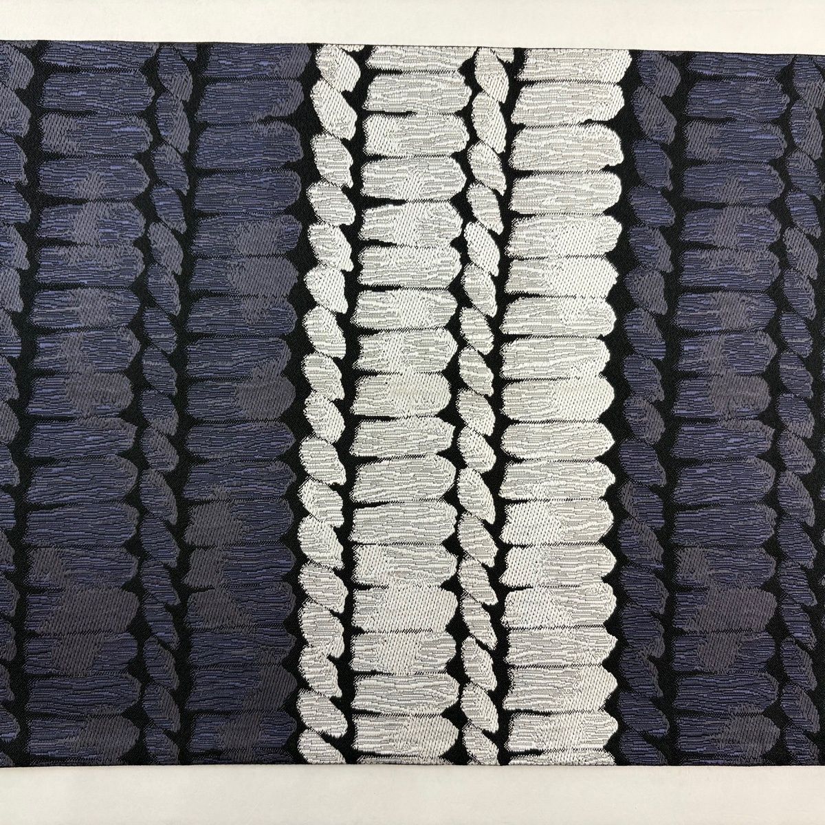 幾何学模様がかっこいいシルバーの袋帯　正絹 正絹 袋帯【黒田錦】《シルバー系 幾何学模様》