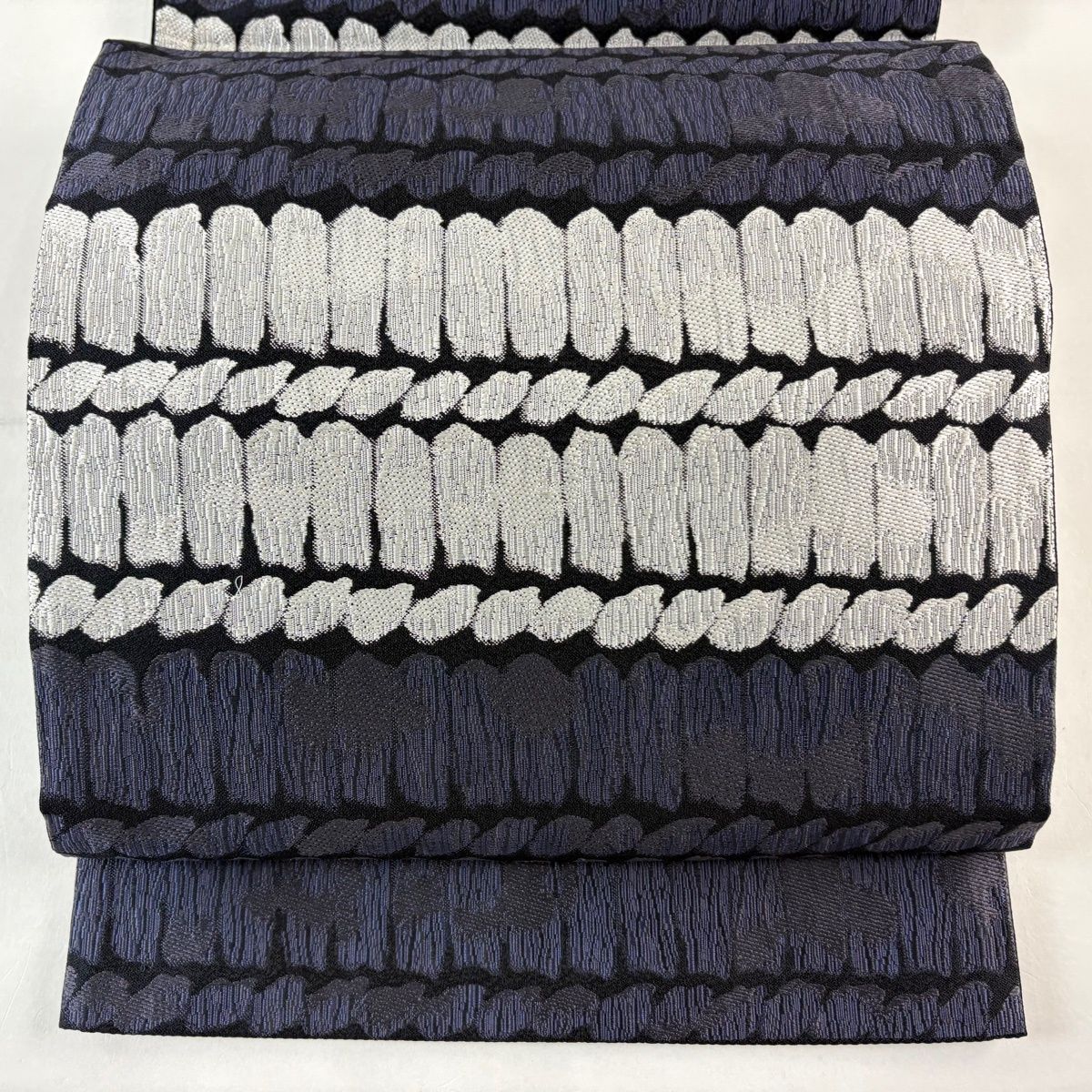 幾何学模様がかっこいいシルバーの袋帯　正絹 正絹 袋帯【黒田錦】《シルバー系 幾何学模様》