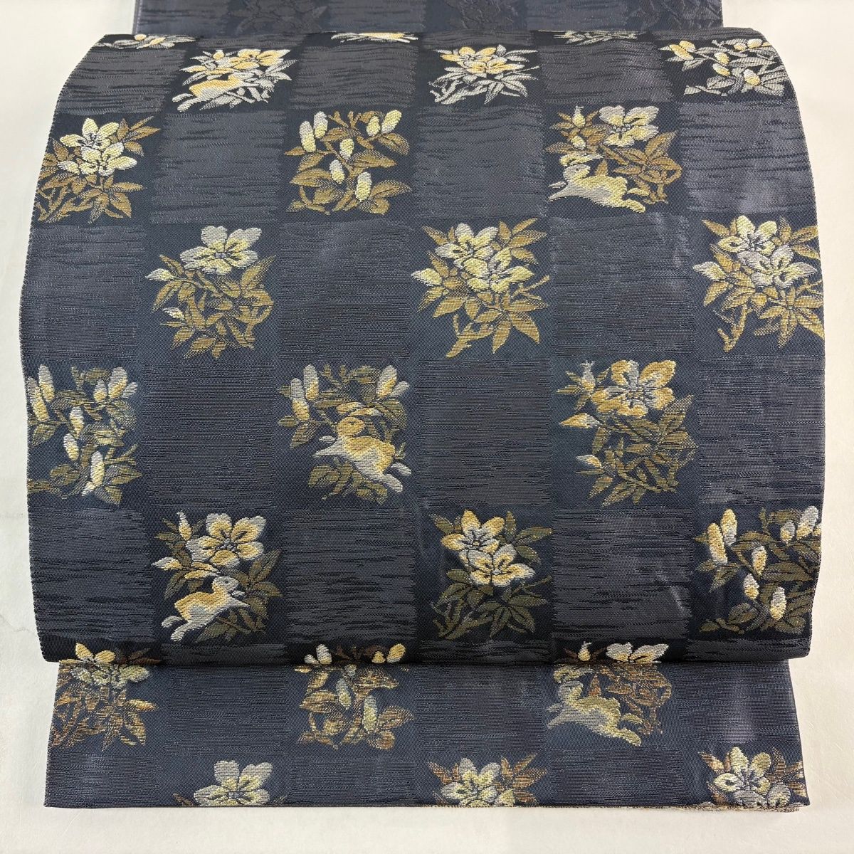 美品】 袋帯 名品 リバーシブル 変わり市松 うさぎ 金銀糸 箔 灰色 六