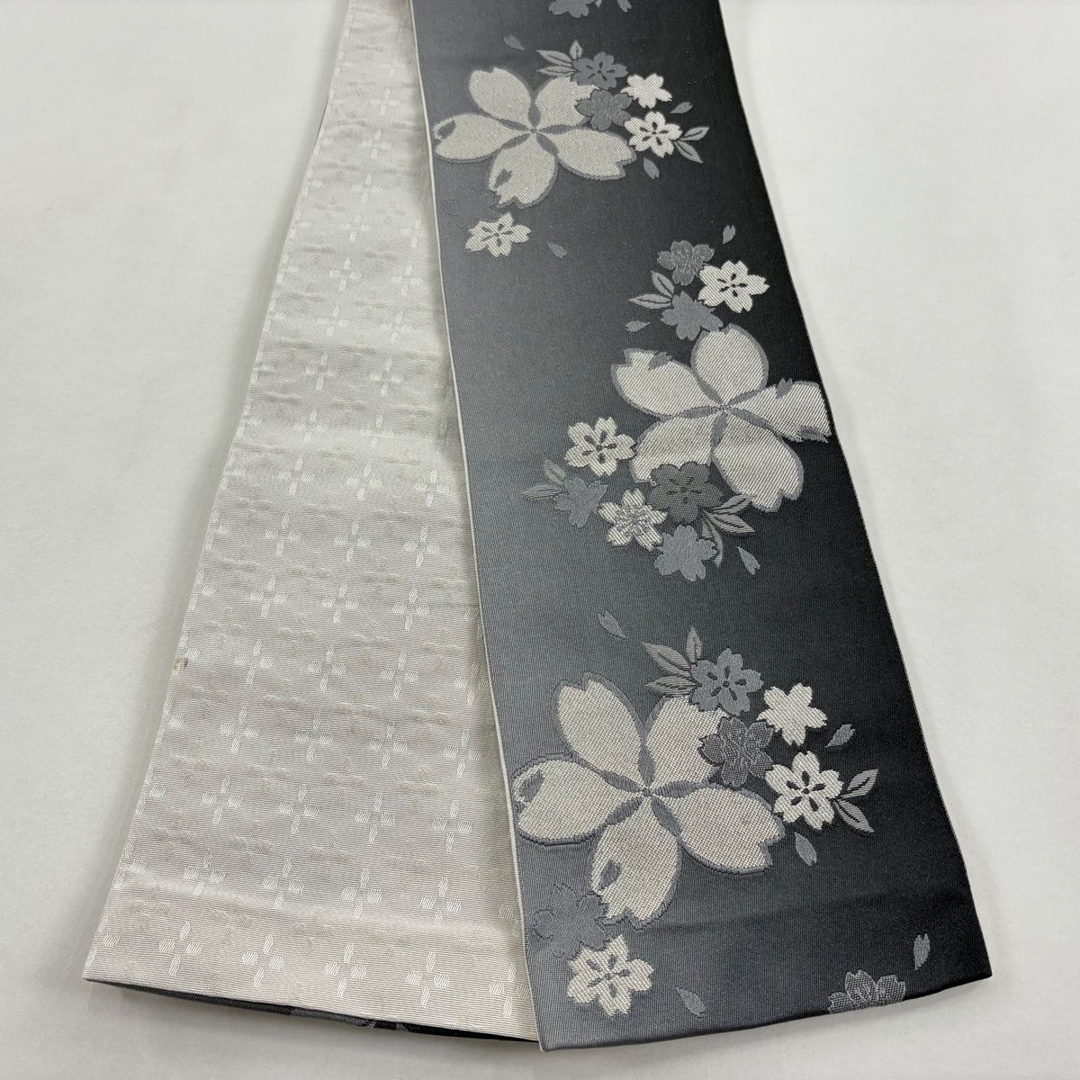 半幅帯 優品 桜 桜の花びら 箔 ぼかし 灰色 化繊 【中古】 - メルカリ