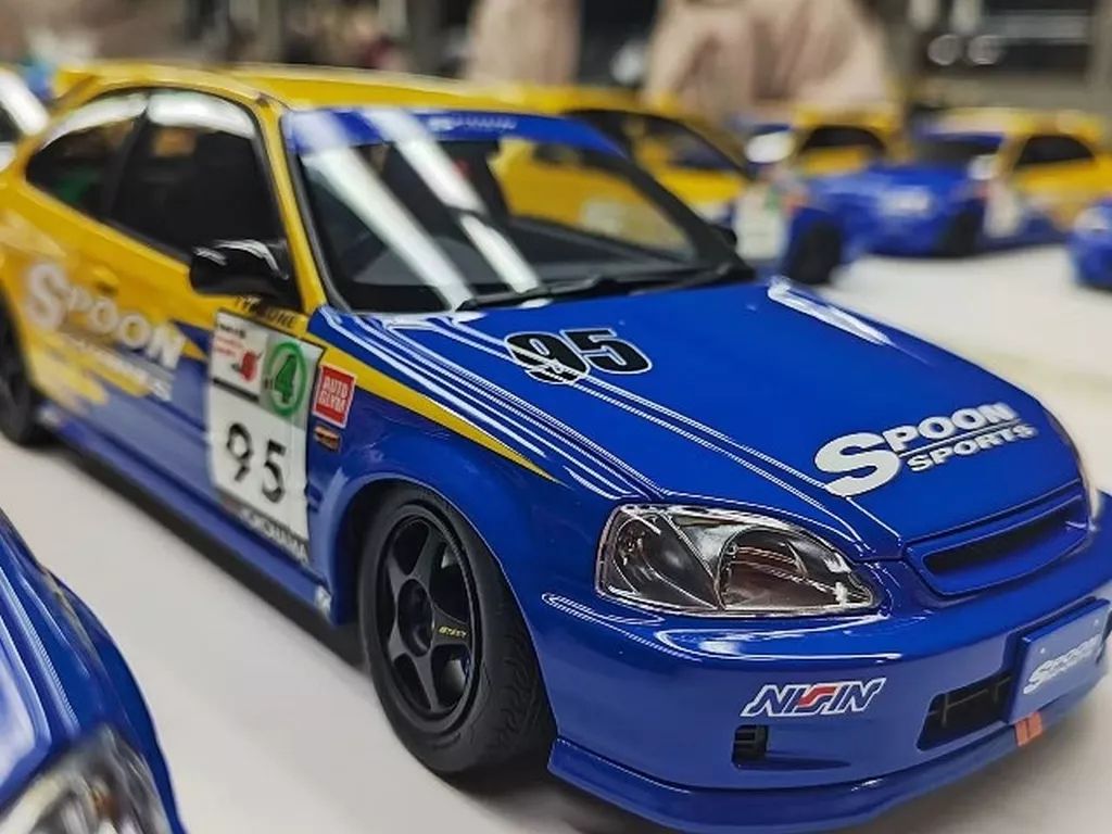 新品】ミニカー 1/18 ホンダ シビック タイプR(EK9) スプーン