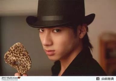 中古】生写真(男性) D2/山田裕貴/横型・バストアップ・仮面ヒョウ柄