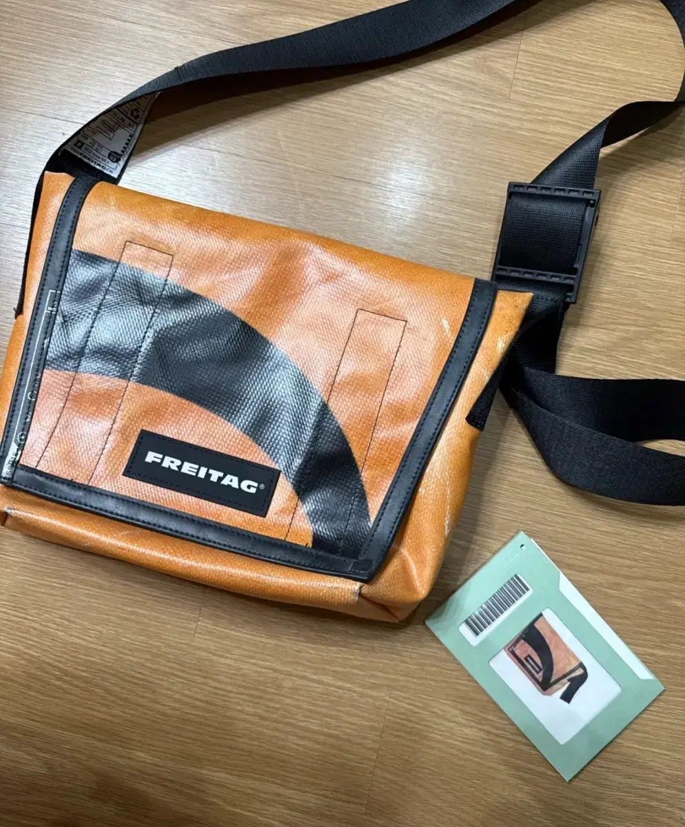 FRITAGE　F11 ラッシー　メッセンジャーバッグ FREITAG F11 ラッシー オレンジ メッセンジャーバッグ - メルカリ