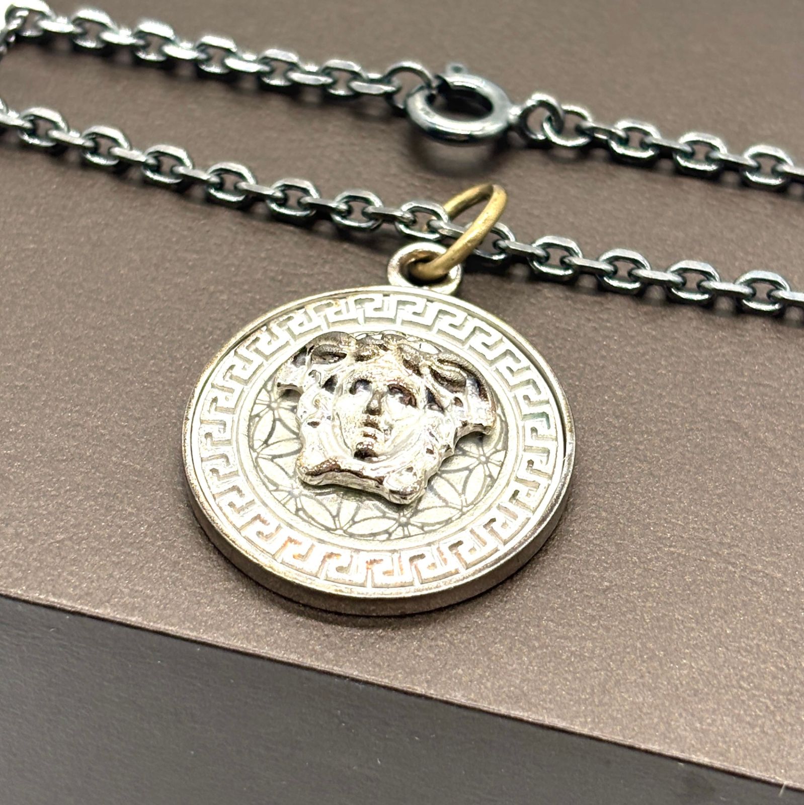 首元で語る✨ VERSACE ヴェルサーチ ネックレス メデューサ コイン