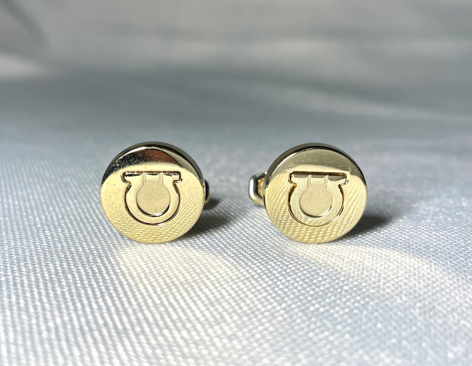 サルヴァトーレフェラガモ カフリンクス ゴールド 美品 Salvatore Ferragamo サルヴァトーレフェラガモ ガンチーニロゴ