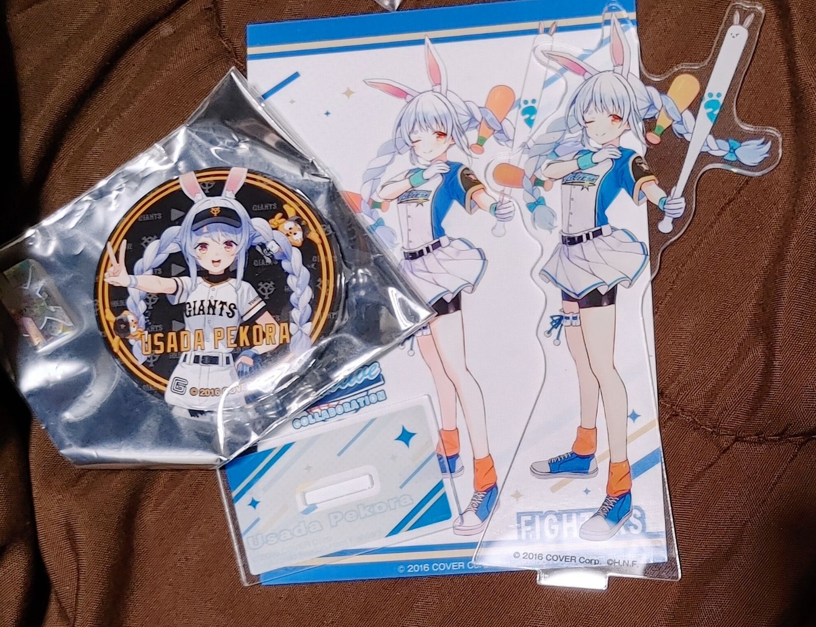 兎田ぺこら アクリルスタンド 日本ハムファイターズ 巨人缶バッジ