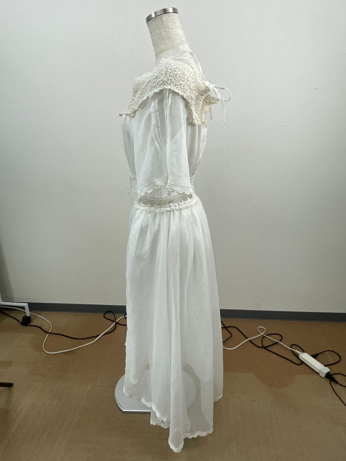 【希少】LIZLISA リズリサ 古着 キャミワンピ ワンピース 白 希少】LIZLISA リズリサ 古着 キャミワンピ ワンピース 白 LIZ LISA