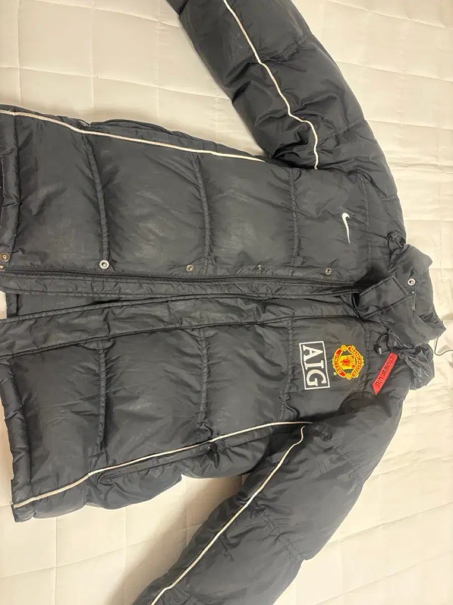 NIKE マンチェスターユナイテッド ダウンジャケット刺繍ロゴ　AIG ナイキ マンチェスター・ユナイテッドFC AIG ダックダウン ダウン