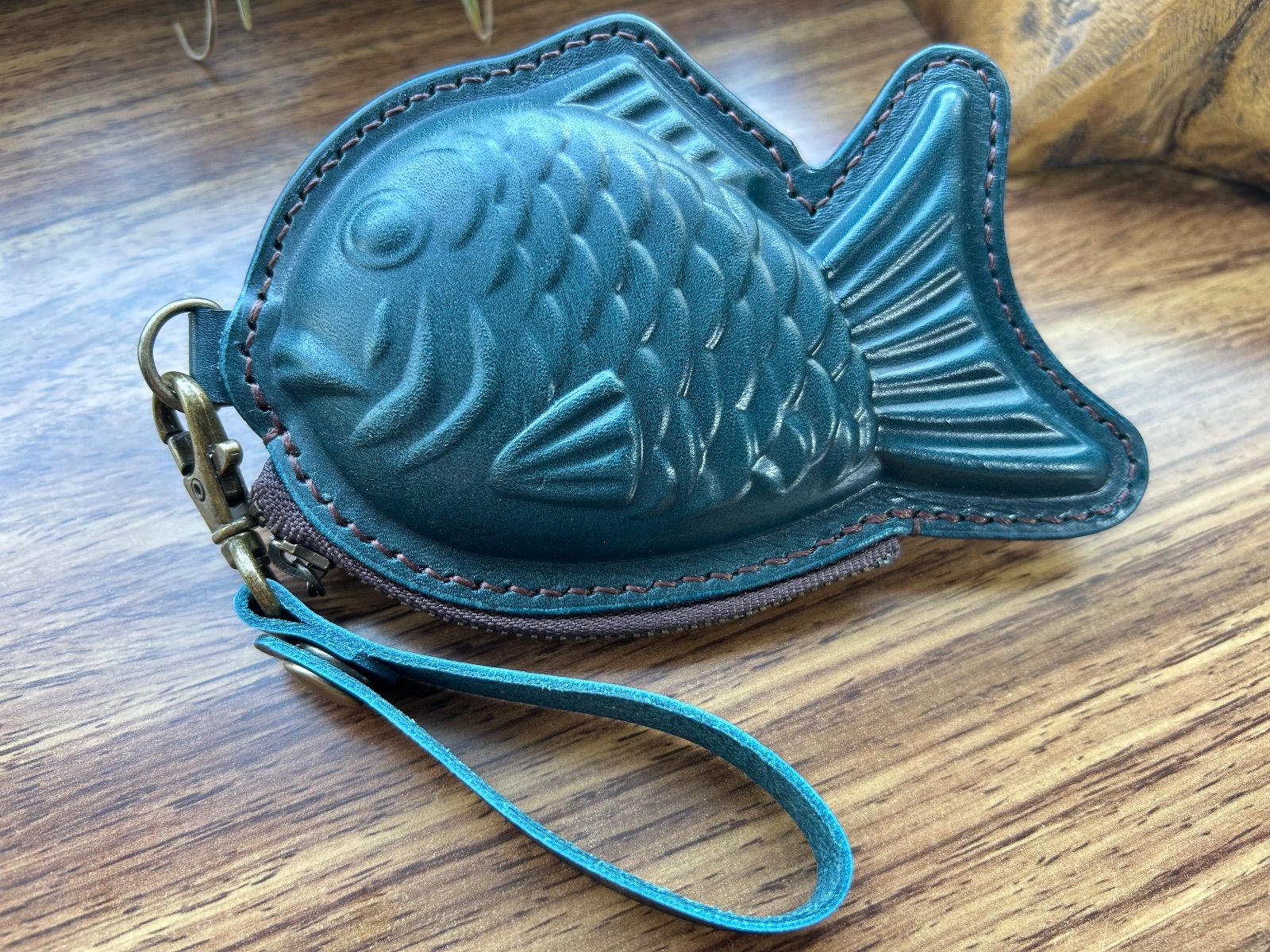 手作り本革】たい焼き型ミニポーチ｜遊び心ある小物・小銭入れ