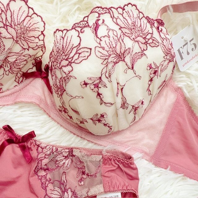 新品　サルート　ピンク花刺繍　ブラジャーショーツセットF75・L 新品 サルート ピンク花刺繍 ブラジャーショーツセットF75・L 新品