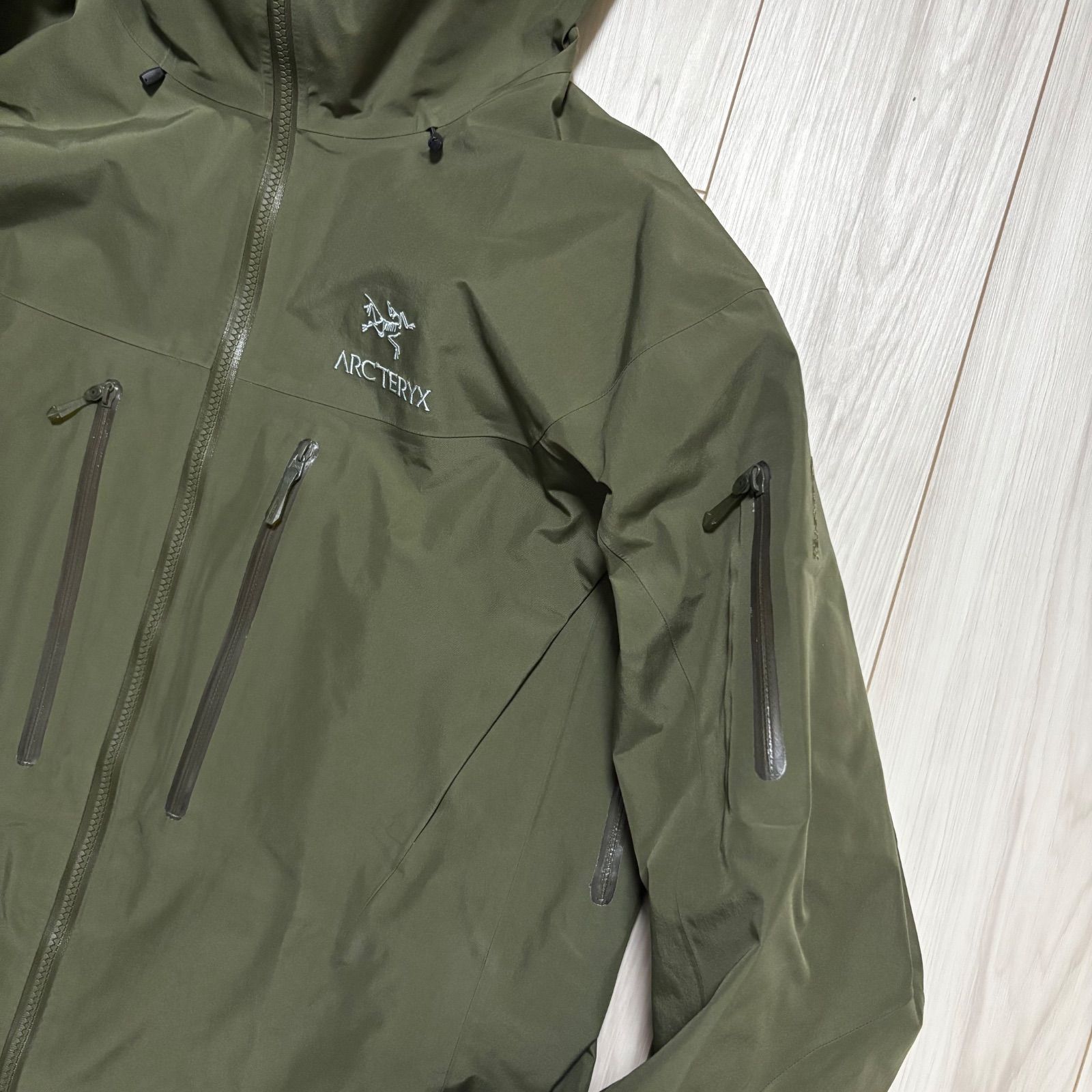 美品　アークテリクス　アルファSV メンズL カーキ　arc'teryx アークテリクス アルファSV メンズL カーキ ゴアテックス ナイロン