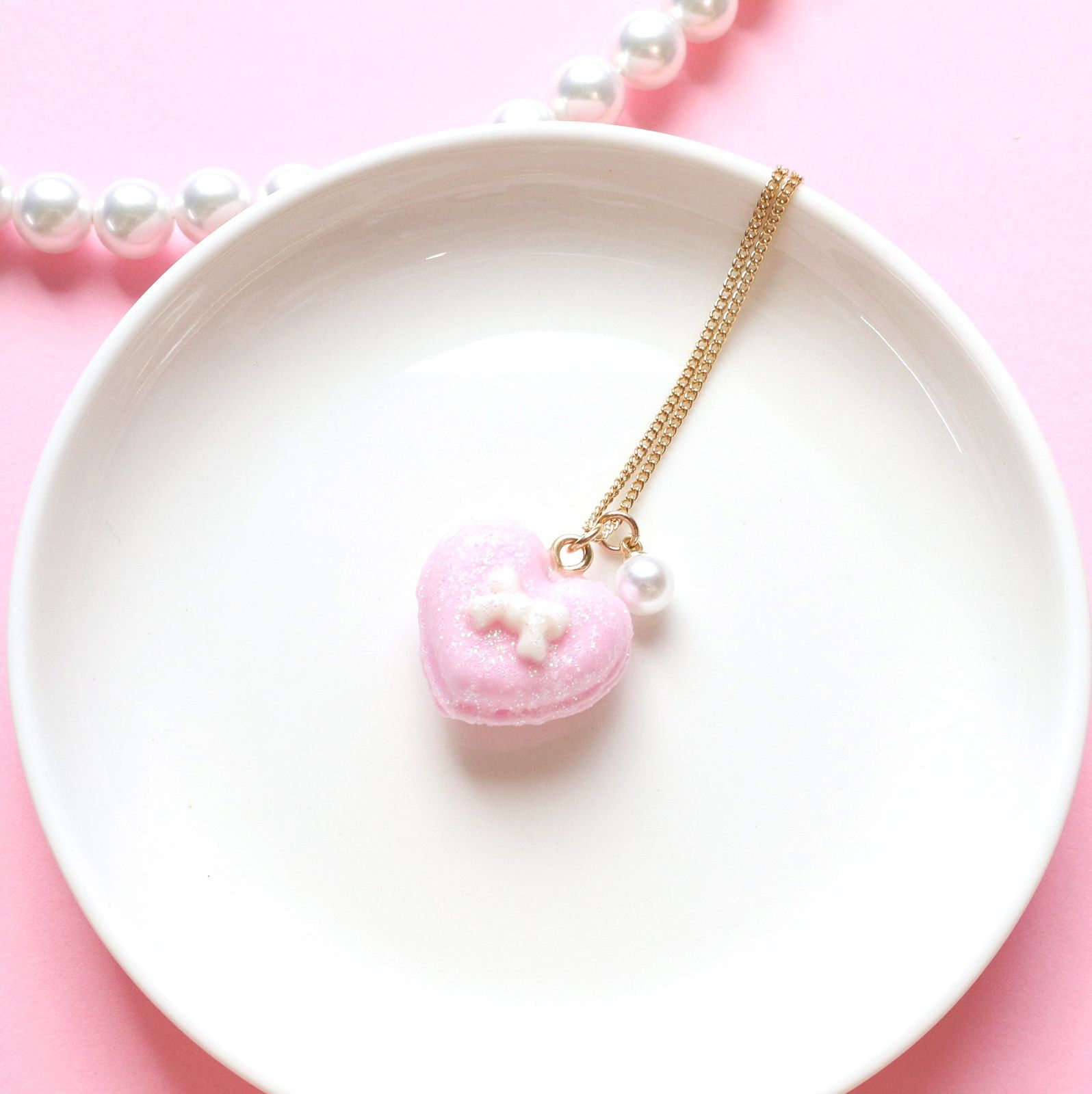 きらきらハートマカロンのネックレス＊ピンク×アイボリー - メルカリ